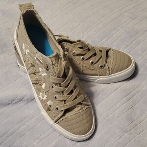 Women's Casual Tan Sneakers with Floral Embroidery